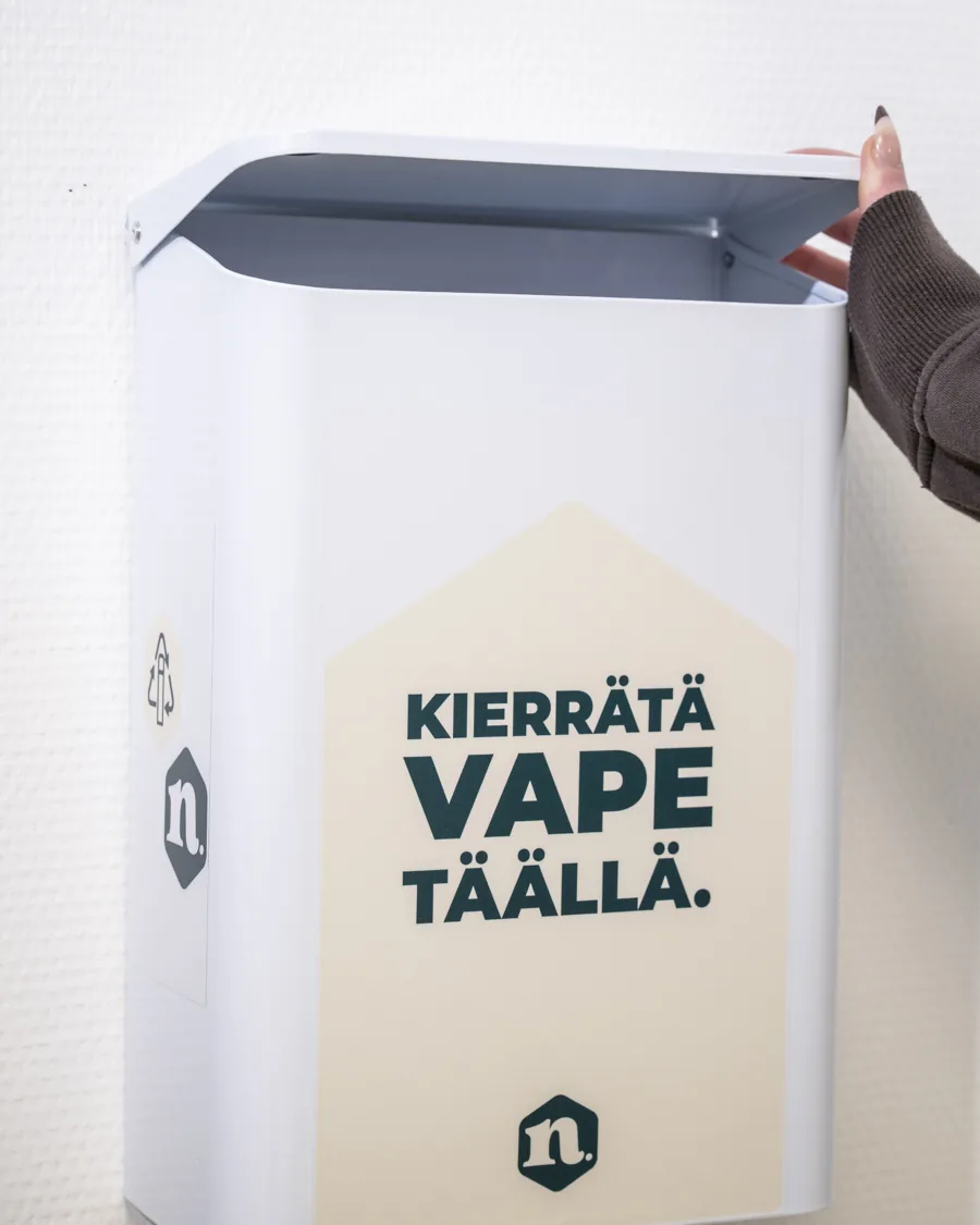 Käytettyjen vapejen kierrätyslaatikko Nicotinen Joensuun myymälässä