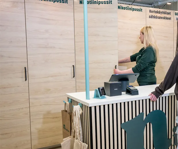 Nicotinen työntekijä asiakaspalvelutilanteessa